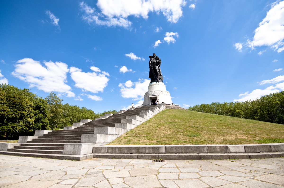 Мемориал в трептов парке в берлине фото