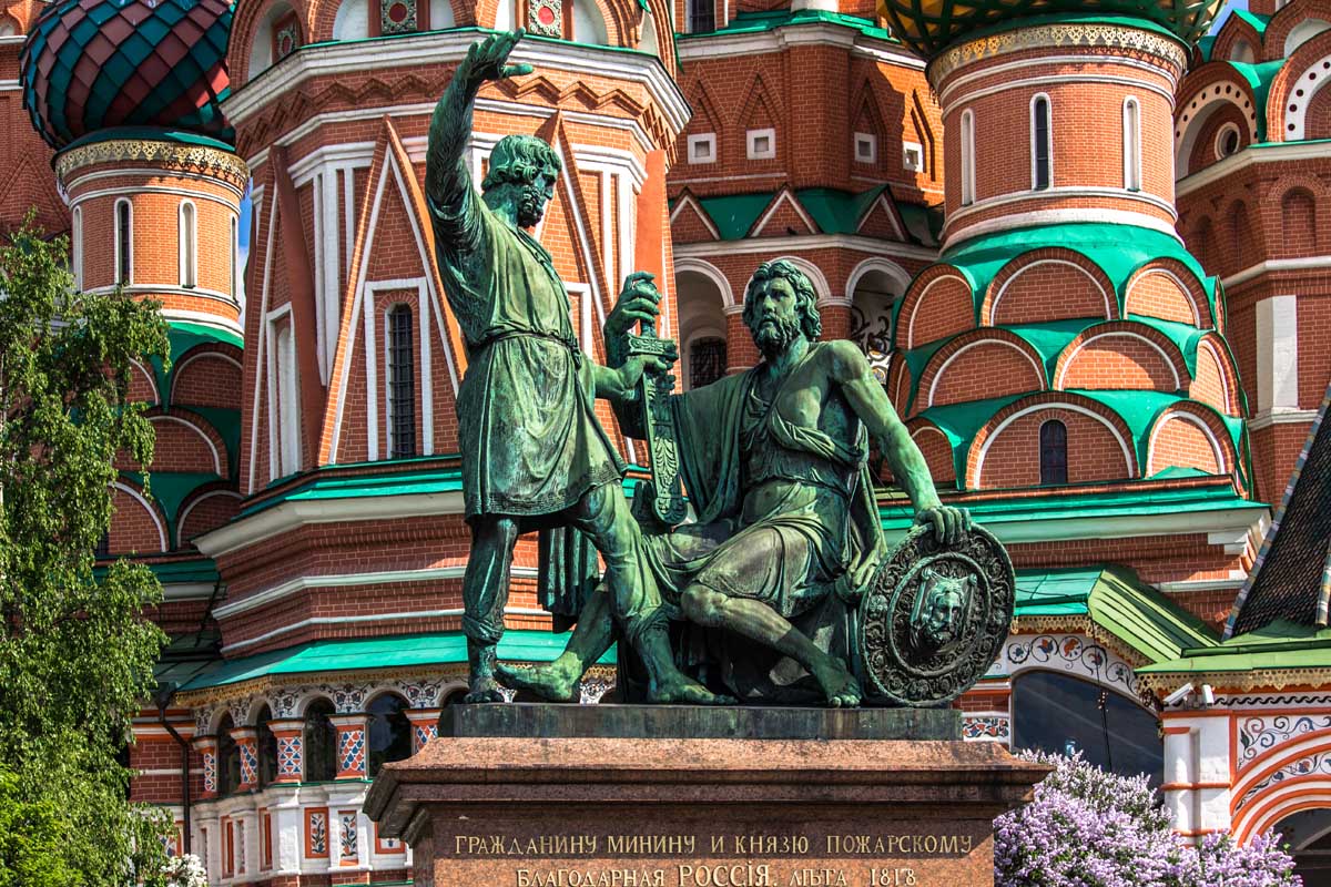 Каким историческим событиям посвящён памятник Минину и Пожарскому?